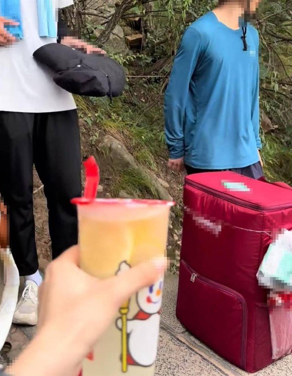 西安股票配资论坛 小伙扛蜜雪冰城柠檬水上嵩山沿途售卖，10元一杯，景区称违反规定